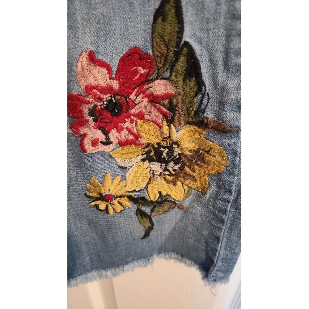 Monroe & Main size 34 x 30 womens jeans‎ embroidery on the bottom.  raw edges